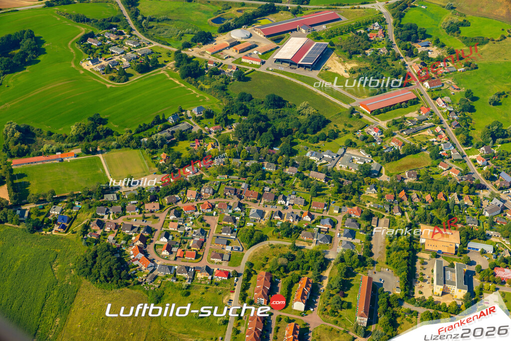 Luftbild Brüel - Die Luftaufnahme wurde 2025 vom UL-Flugzeug heraus erstellt ( keine Drohne ) - Hochauflösende Luftaufnahme - für professionelle Ausdrucke geeignet. Die Geschenkidee !Hier alle&nbsp;Infos zur Lizenzierung der LuftaufnahmeWir fliegen auch dieses Jahr wieder in Ihre Region um Luftbilder zu erstellen.- Luftbild anfragen