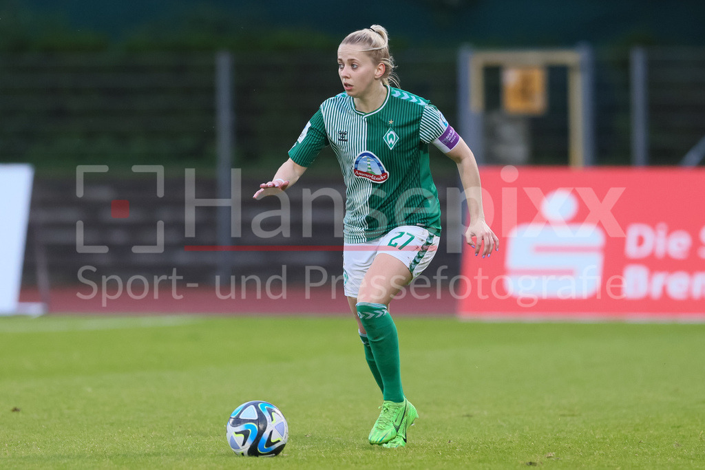 Fussball, Google Pixel Frauen-Bundesliga, SV Werder Bremen - MSV Duisburg | v.li.: Nina Lührßen (SV Werder Bremen, 27) am Ball, Freisteller, Einzelbild, Ganzkörper, Aktion, Action, Spielszene, DIE DFB-RICHTLINIEN UNTERSAGEN JEGLICHE NUTZUNG VON FOTOS ALS SEQUENZBILDER UND/ODER VIDEOÄHNLICHE FOTOSTRECKEN. DFB REGULATIONS PROHIBIT ANY USE OF PHOTOGRAPHS AS IMAGE SEQUENCES AND/OR QUASI-VIDEO.