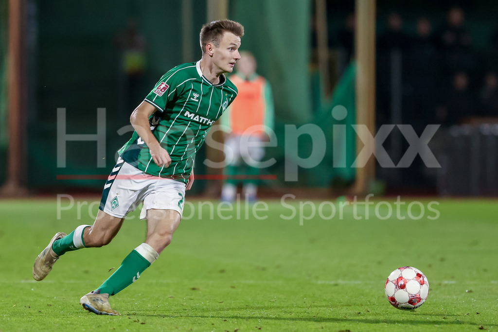 Fussball, Regionalliga Nord, SV Werder Bremen II - VfB Lübeck | Ole Schulz (SV Werder Bremen II, 27) am Ball, Einzelbild, Ganzkörper, Aktion, Action, Spielszene