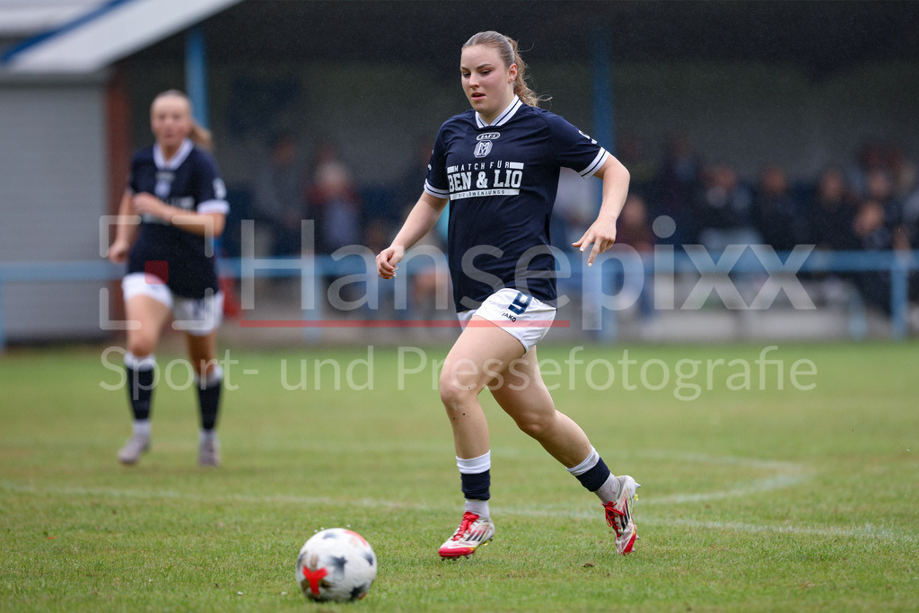 Fussball, Testspiel Frauen, SpVg Aurich - SV Meppen | Marleen Kropp (SV Meppen, 9) am Ball, Einzelbild, Ganzkörper, Aktion, Action, Spielszene