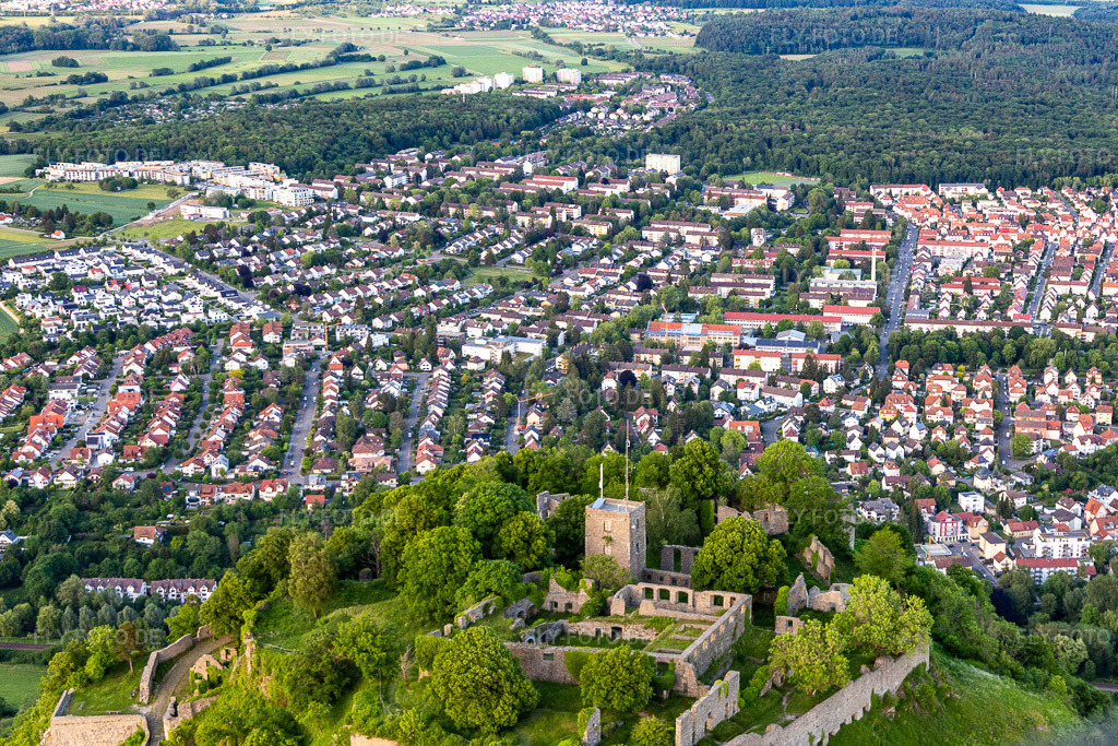 Luftbild: Karlsbastion am Hohentwiel(ein erloschener Vulkan) mit Festungsruine von 914 und Panoramablick in Singen im Bundesland Baden-Württemberg in Deutschland. Foto: IMG_131815.jpg vom 25.05.2022 durch Werner Riehm/FLY-FOTO.deFestungsruine Hohentwiel