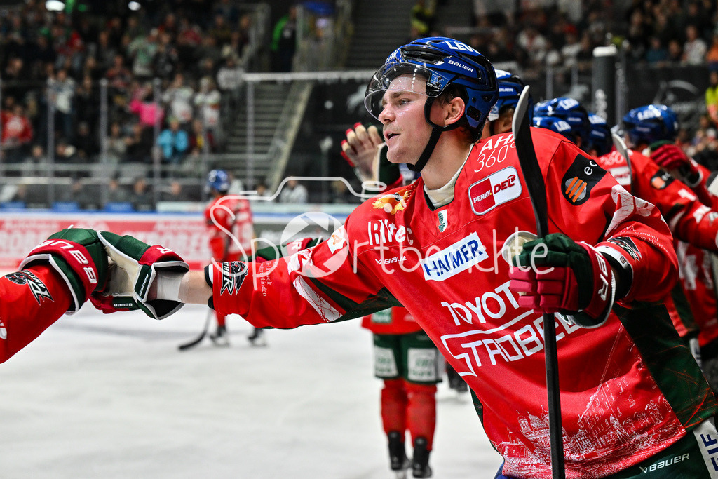 Augsburger Panther - Kölner Haie | Jubel der Panther nach dem Treffer zum 2-1 durch Riley DAMIANI (Augsburger Panther #19) / Tor / Torschuetze / Freude / Happy / DEL: Augsburger Panther - Kölner Haie; Curt Frenzel Stadion am 26.09.2025