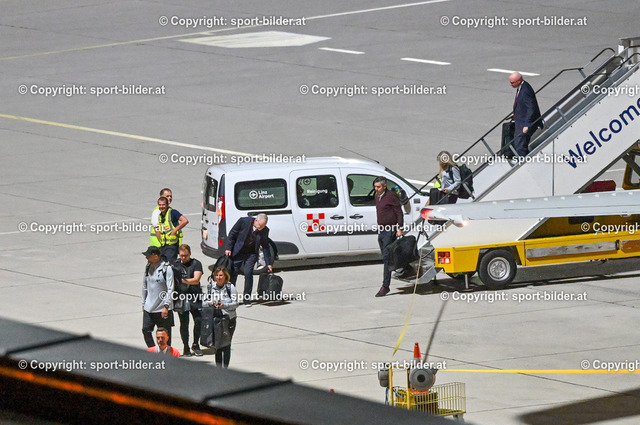 AUT, Ankunft Liverpool FC (ENG) | 20.09.2023, Linz, AUT, Ankunft Liverpool FC (ENG), Flughafen Linz, im Bild Ankunft Spieler Liverpool FC (ENG) in Linz, Juergen Klopp, Head Coach FC Liverpool (Liverpool)