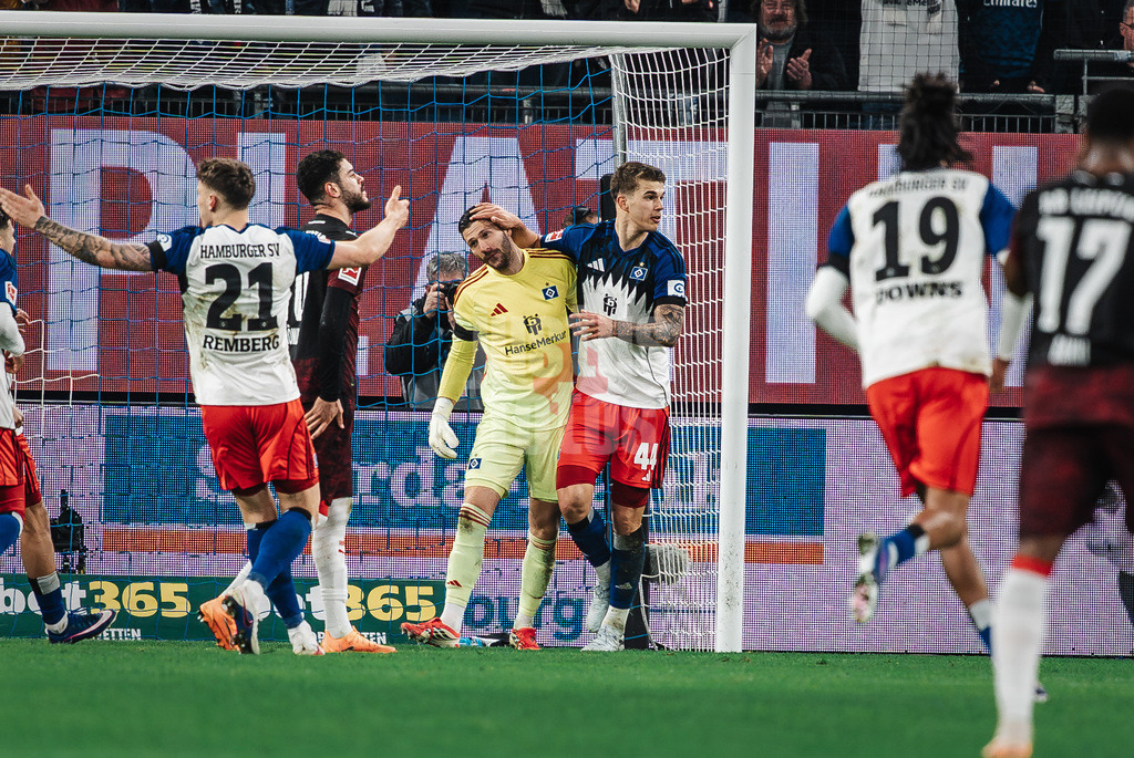 Fußball | Männer | Saison 2025/2026 | 1. Fußball-Bundesliga | 24. Spieltag | Hamburger SV vs. RB Leipzig | 01.03.2026 | Daniel Heuer Fernandes (#1, HSV) links hält einen Elfmeter und wird gefeiert von Luka Vuskovic (#44, HSV) reichts