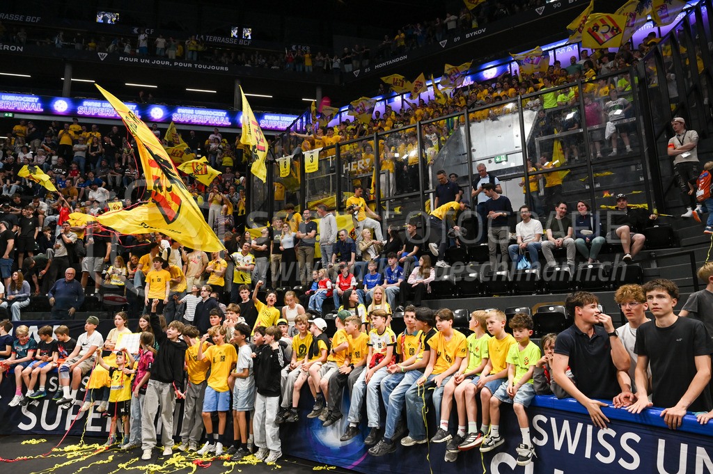 Zug United - HC Rychenberg - 25. April 2026 | Die HCR-Fans jubeln über den ersten Schweizer Meistertitel des Vereins am L-UPL Superfinal-Spiel zwischen Zug United und HC Rychenberg am 25. April 2026 in der BCF Arena, Fribourg, Schweiz.Bild: Sportfotografie Markus Aeschimann | www.markus-aeschimann.ch - Realisiert mit Pictrs.com