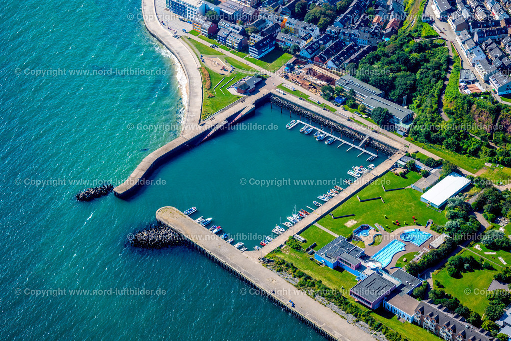 Helgoland_Nordosthafen_ELS_7698280824 | HELGOLAND 28.08.2024 Sportboot und Segelboot Anlegestelle und Bootsliegeplätze im Hafen " Nordosthafen " an der Straße Kurpromenade in Helgoland im Bundesland Schleswig-Holstein, Deutschland. // Pleasure boat and sailing boat mooring and boat moorings in the harbor " Nordosthafen " on street Kurpromenade in Helgoland in the state Schleswig-Holstein, Germany. Foto: Martin Elsen