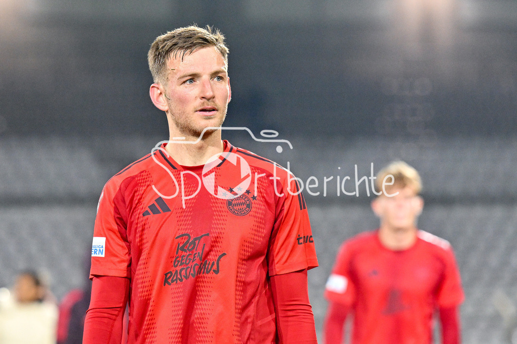 FC Bayern Amateure - TSV Schwaben Augsburg | im Bild Timo KERN (FC Bayern München II #12) nach dem Heimsieg gegen Schwaben Augsburg / Regionalliga Bayern: FC Bayern Muenchen II - TSV Schwaben Augsburg, Gruenwalder Stadion am am 25.10.2024