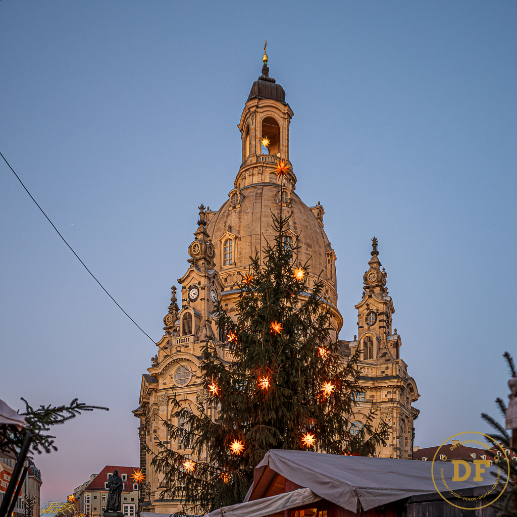 Weihnachtsmarkt an der Frauenkirche 2 | Geschenke, Wandbilder und Accessoires mit Motiven aus Dresden und anderen schönen Orten zur Verschönerung Deines zu Hauses und zum verschenken gewünscht? Wähle Deine Lieblingsbild auf dem Produkt Deiner Wahl. 