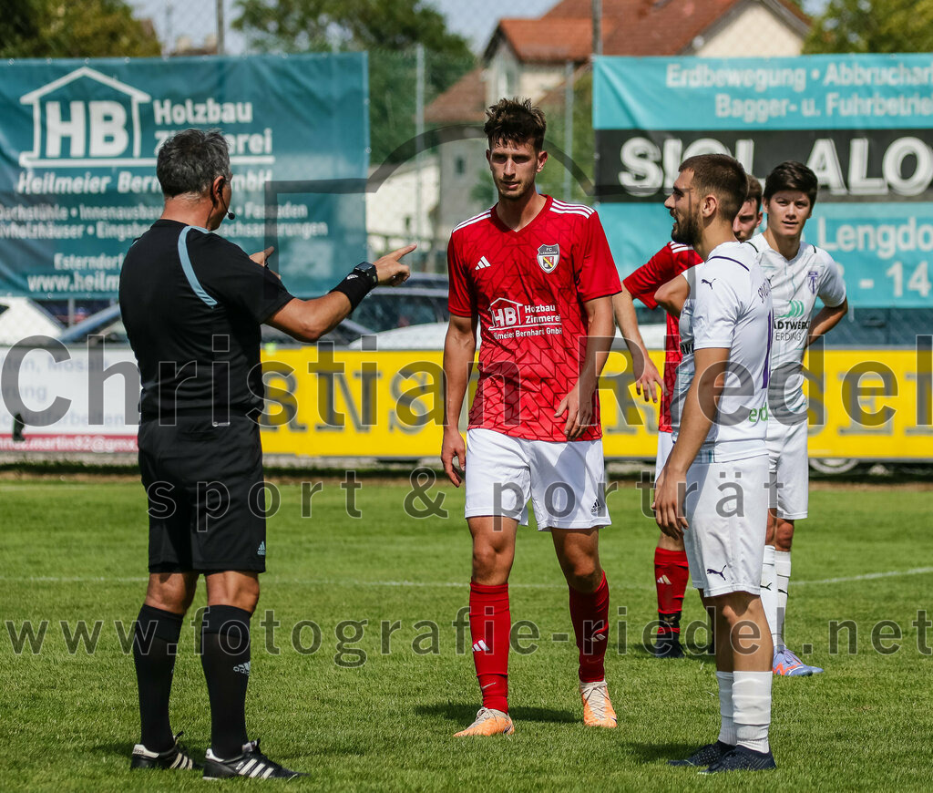 2023-07-30_092_FC_Lengdorf_gegen_SpVgg_Altenerding | Lengdorf, Deutschland, 30.07.2023:
Fußball, Kreisliga 2023 / 2024, 1. Spieltag, FC Lengdorf gegen SpVgg Altenerding, Endergebnis: 1:1

Schiedsrichter Carlo Sette, Florian Thieme (FC Lengdorf, #5), Leart Bilalli (SpVgg Altenerding, #10)

Foto: Christian Riedel / fotografie-riedel.net