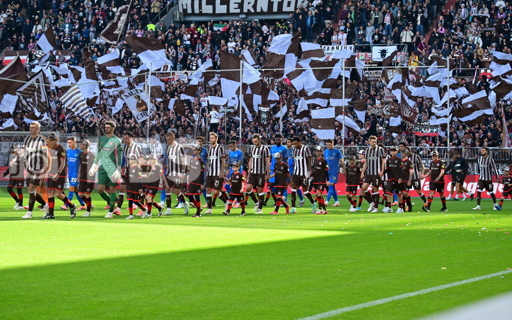 KBS Picture_FCStPauli-Bayer04Leverkusen_021 | Einlaufen der Mannschaften und Kids ,Sportplatz :  Millerntor Stadion, - Realisiert mit Pictrs.com