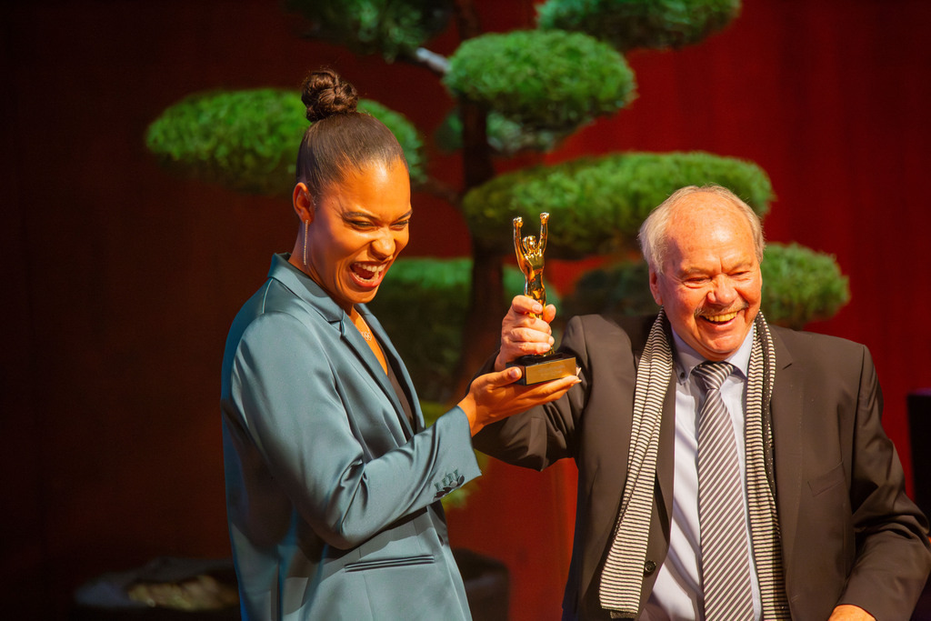 Rosengarten Mannheim: Award-Night 2024 / Sport Award Rhein-Neckar. Bild: Klaus Schlappner überreicht Yemisi Ogunleye, Olympiasiegerin im Kugelstoßen in Paris 2024, ihren Preis | Rosengarten Mannheim: Award-Night 2024 / Sport Award Rhein-Neckar. Bild: Klaus Schlappner überreicht Yemisi Ogunleye, Olympiasiegerin im Kugelstoßen in Paris 2024, ihren Preis - Realisiert mit Pictrs.com