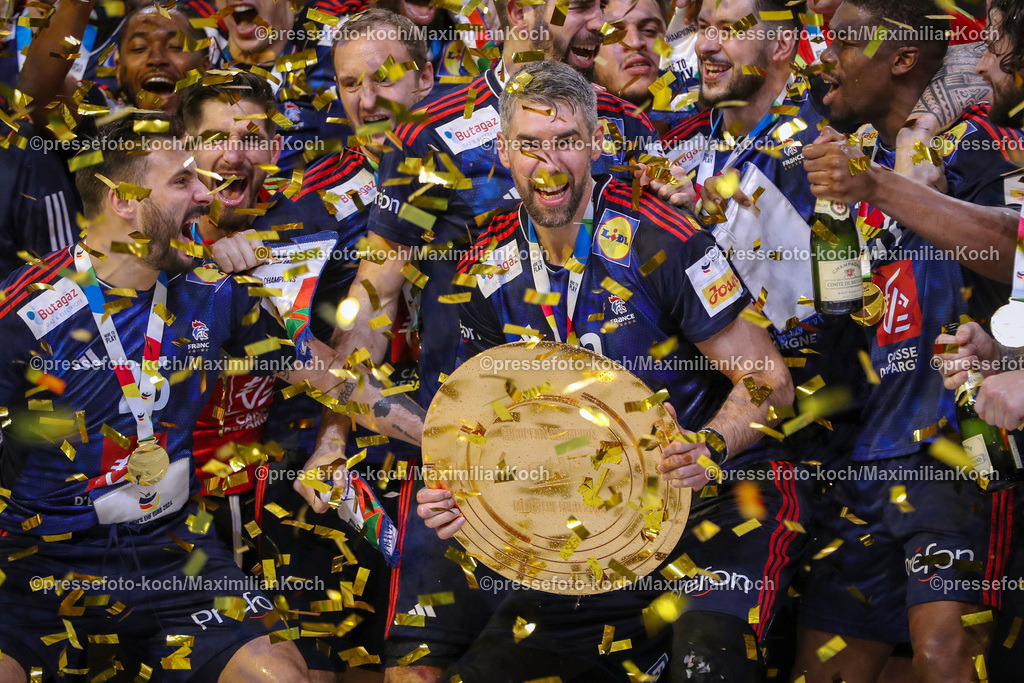 EHFEURO28012402109 | 28.01.2024, EHF EURO 2024, Männer Europameisterschaft Handball, Lanxess Arena in Köln, Finale, Frankreich - Dänemark: Frankreich ist Europameister. Die französische Mannschaft feiert den Sieg gegen Dänemark. Siegerehrung auf dem Siegerpodest. Luka Karabatic (Frankreich) hällt die Siegerschale nach Oben. Es regnet Konfetti und eine Feuershow erhellt im Hintergrund das Podest.