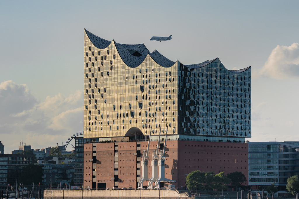 Beluga über der Elbphilharmonie | Beluga fliegt "über" der Elbphilharmonie - Realisiert mit Pictrs.com