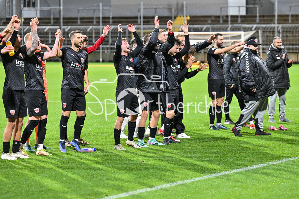 FC Bayern Amateure - TSV Buchbach | Die Gaeste aus Buchbach feiern im Stadion an der Gruenwalder Strass den Sieg gegen die Bayern Amateure / Regionalliga Bayern: FC Bayern München II - TSV Buchbach, Gruenwalder Stadion am 27.09.2024