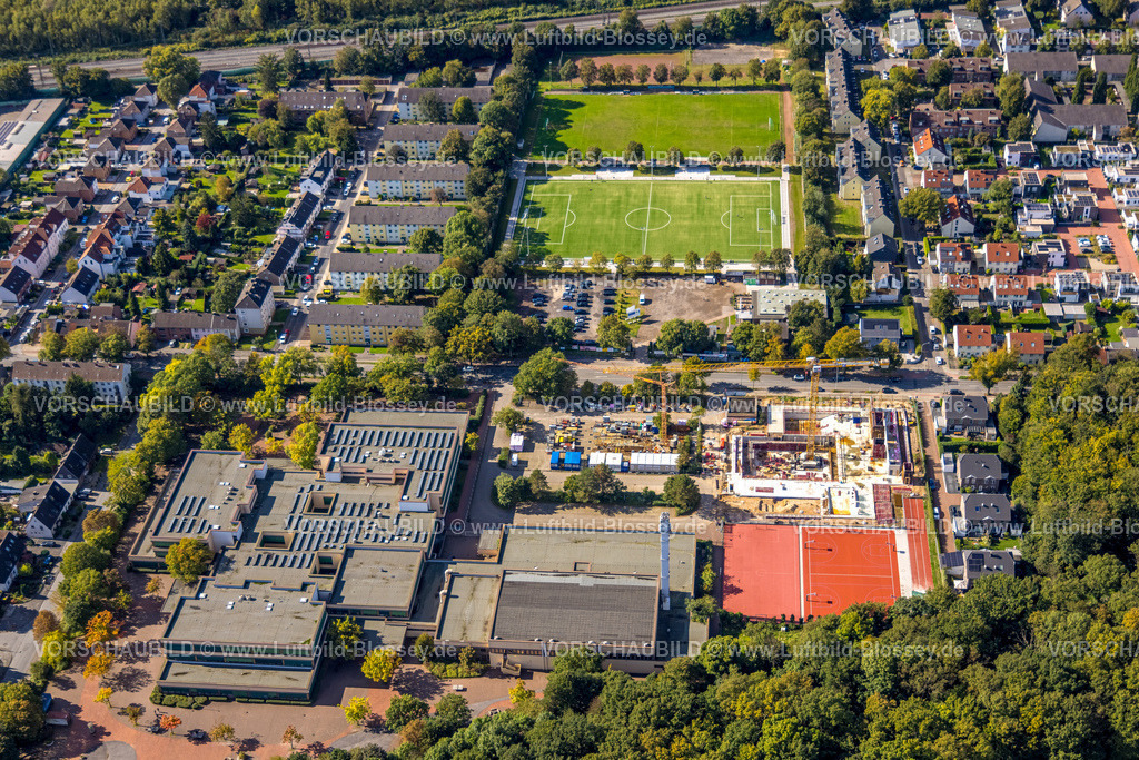 Duisburg241003100 | Luftbild, Baustelle für das neue Südbad an der Sportanlage Großenbaum, Gesamtschule Süd, Fußballstadion, Sportplatz und Wohngebiet, Großenbaum, Duisburg, Ruhrgebiet, Nordrhein-Westfalen, Deutschland