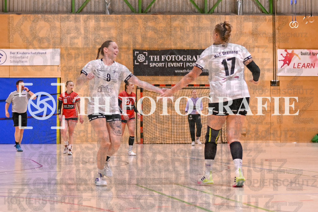 GER, SG Maulburg/Steinen - HSG Dreiland, Frauen-Handball, Oberliga Suedbaden, 3. Spieltag, Saison 2024/2025, 12.10.2024 | Anna Sautter (HSG Dreiland, #08) klatscht Jana Darius (HSG Dreiland, #17) ab.GER, SG Maulburg/Steinen - HSG Dreiland, Frauen-Handball, Oberliga Suedbaden, 3. Spieltag, Saison 2024/2025, 12.10.2024Foto: TH Fotografie/Thomas Hess
