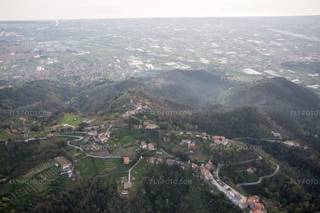 Aerial view: View of the town in Pedona in the state Tuscany, Italy. – Photo: IMG_087034.jpg taken on 04/03/2016 by Werner Riehm/FLY-FOTO.com – Resolution of the original: 5472 x 3648 px
