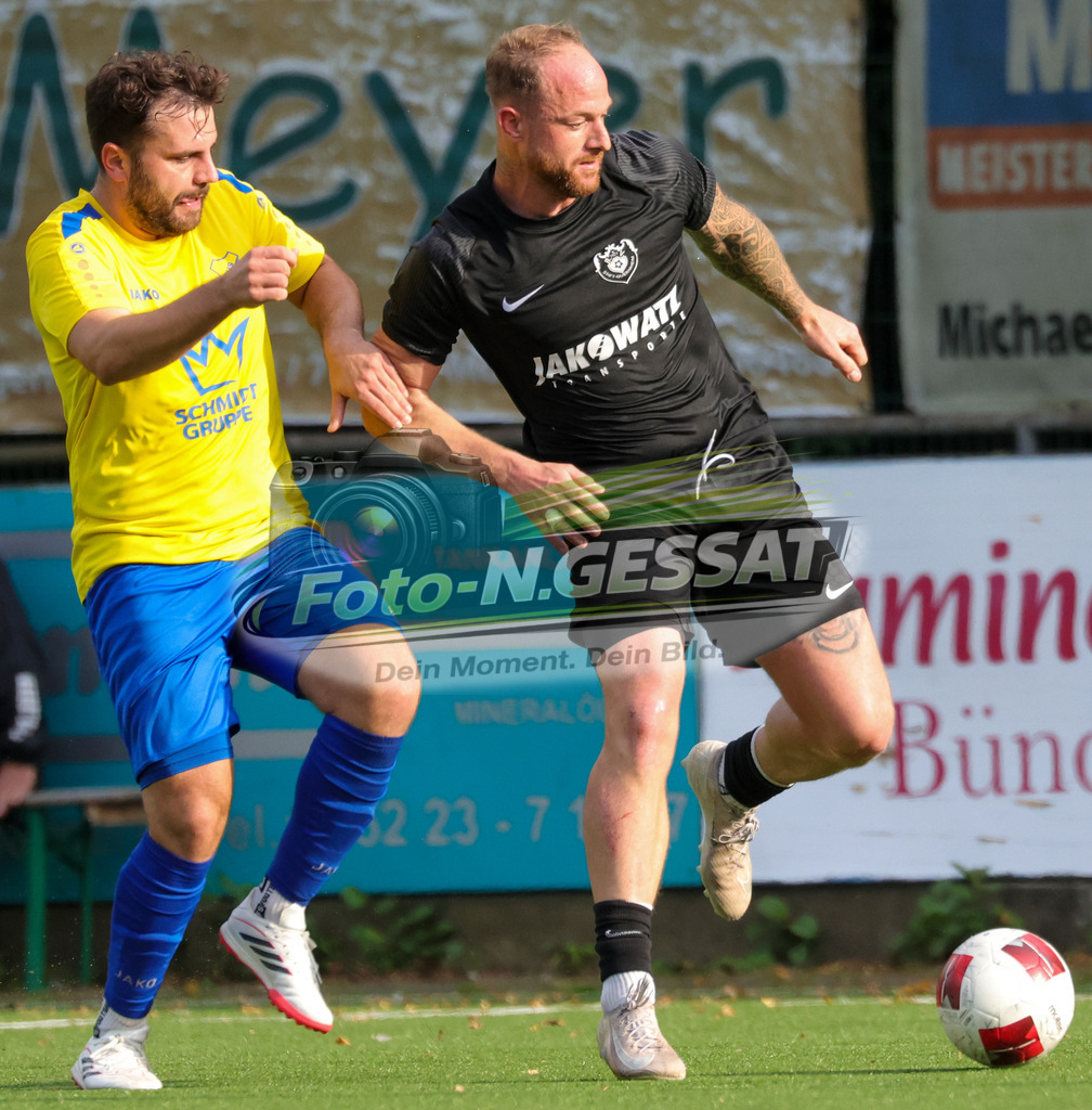 BV Stift Quernheim - TuS Dielingen | Auf dem Bild zu sehen: schwarz BV Stift Quernheim: Francis-Bela Schöneberg ; gelb TuS Dielingen: Samet Uslu BV Stift Quernheim, TuS Dielingen, Saison 26/27, Bezirksliga, Stift Quernheim, Deutschland - Realisiert mit Pictrs.com