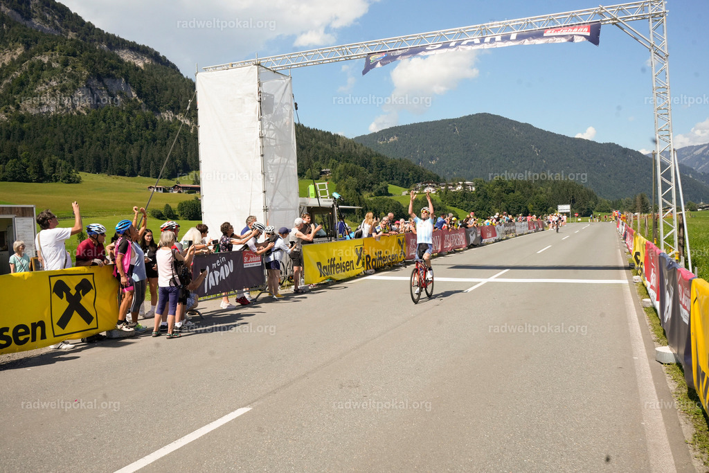 696_20230817_Bewerb_Maenner_Muehlanger | AUT - OESTERREICH, 2023-08-16: SPORT RENNRAD-FAHREN - 55. INTERNATIONALER RADWELTPOKAL IN ST. JOHANN IN TIROL  - Vintage-Radrennen mit WM-Bronze-Medaillen-Siegerin Christina Schweinberger, den Teilnehmer und Alexander Baumann (vom Orginastions-Team) - TAG 2 BEWERB MAENNER IN SECHS GRUPPEN  ; Foto: Roland Muehlanger
