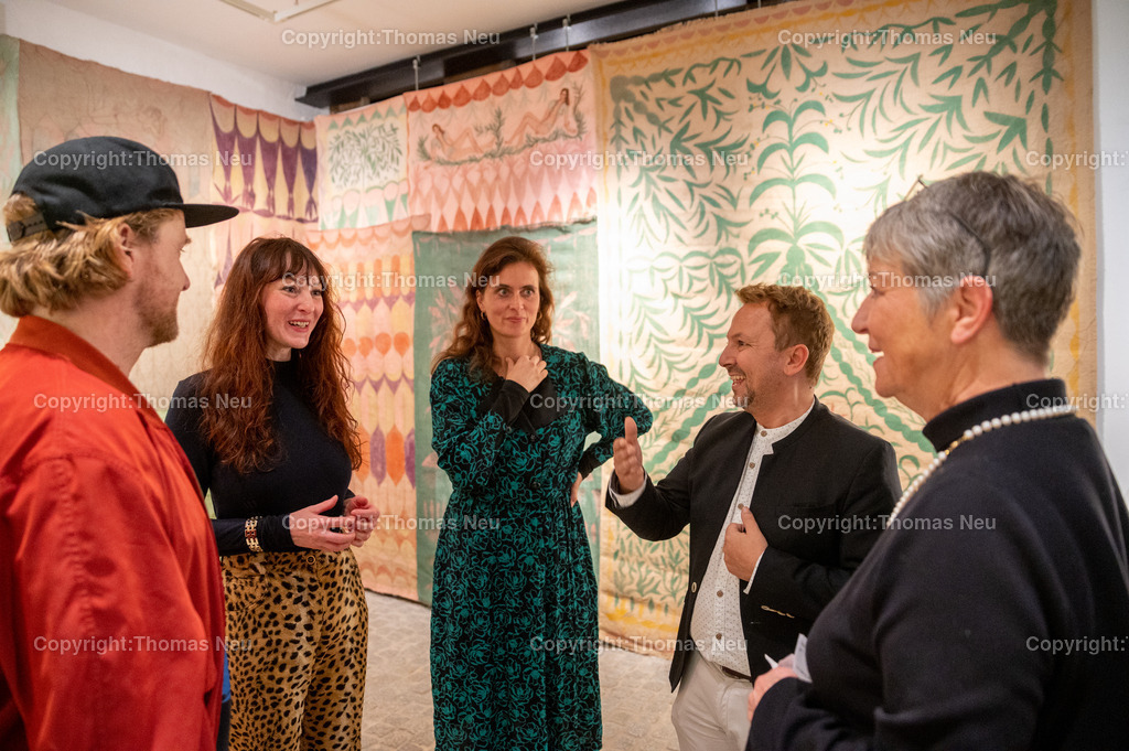 DSC_7145 | bbe,Museum, "Mamma Mia Amore Mio" Ausstellung der drei befreundeten Künstler.innen (V.L. Inga Kerber (grünes Kleid) , Moritz Schleime und Corinna von Lebusa ,, Bild: Thomas Neu