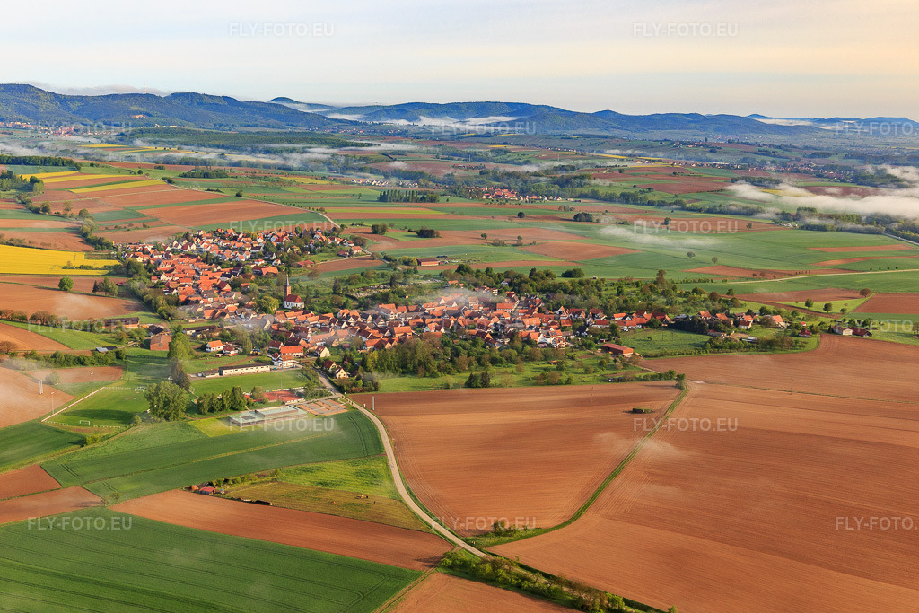 Vue aérienne: Vue de la ville depuis le sud-est à Hunspach dans le département Bas Rhin, France – .Photo: IMG_113826.jpg prise le 29/04/2019 par Werner Riehm/FLY-FOTO.eu – Résolution de l'original: 5304 x 3536 px
