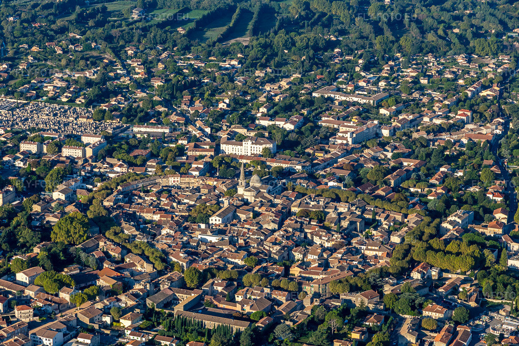 Vue aérienne: Vieux Ville à le quartier Partie Nord Est in Saint-Rémy-de-Provence dans le département Bouches du Rhône, France.Photo: IMG_129622.jpg prise le 23/09/2021 par Werner Riehm/FLY-FOTO.euRésolution de l'original: 5472 x 3648 px
