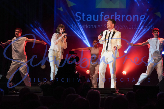 060424Ho1508 | Marie Vell und Dr. Maibach -Stauferkrone 2024
Der internationale Schlagerwettbewerb Stauferkrone wird 2024 bereits zum fuenften Mal von Maitis Media ausgerichetet. 
Deutschland, Donzodrf, Stadthalle, 06.04.2024


