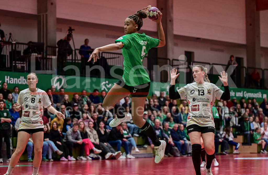 Handball, 2. Bundesliga Frauen, SV Werder Bremen - VfL Waiblingen | v.li.: Naomi Conze (SV Werder Bremen, 5) beim Wurf, am Ball, Spielszene, Aktion, Action