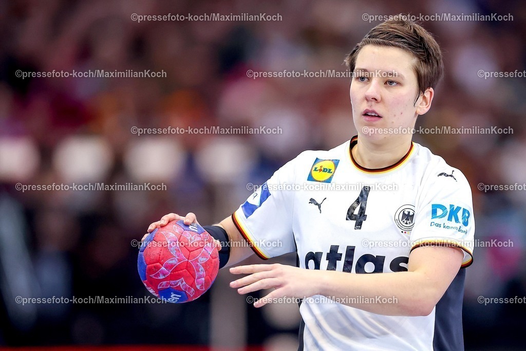 IHF04122502115 | 04.12.2025, Handball WM Frauen, Hauptrunde, Deutschland - Montenegro, 27th IHF Women's Handball World Championship, Westfalenhalle Dortmund: Alina Grijseels (GER #04) mit Spielball in der Hand 