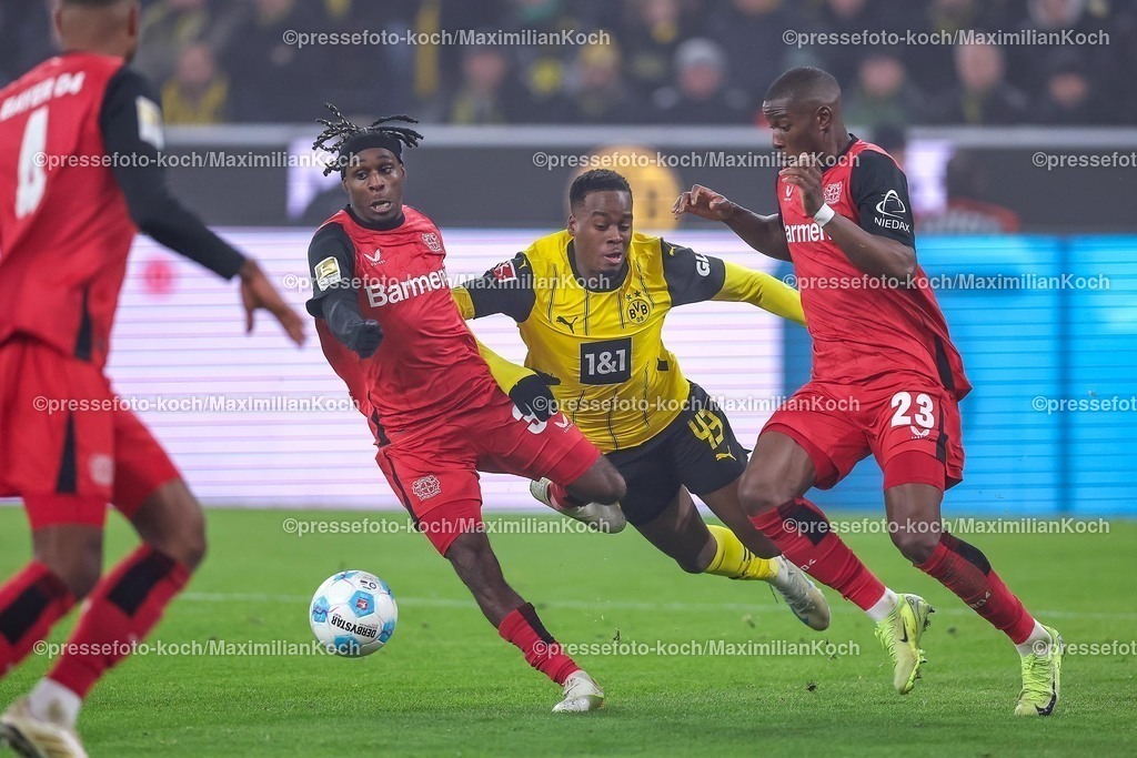 BVB10012501098 | 10.01.2025, Fußball, Borussia Dortmund - Bayer 04 Leverkusen, 1. Fußball Bundesliga, 16. Spieltag, Signal Iduna Park, Saison 2024 2025: Jeremie Frimpong (Bayer04 Leverkusen #30) und Nordi Mukiele (Bayer04 Leverkusen #23) im Zweikampf gegen Jamie Gittens (BVB #43)DFB regulations prohibit any use of photographs as image sequences and or quasi-video.
