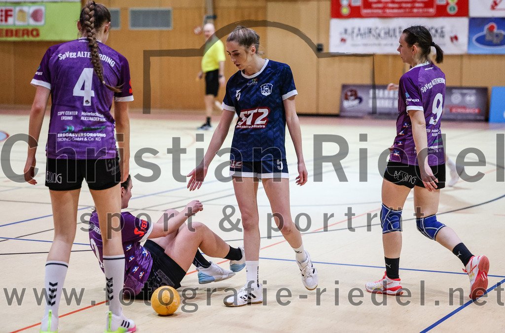 2024-02-03_045_SpVgg_Altenerding_gegen_SpVgg_Erdweg | Erding, Deutschland, 03.02.2024:
Handball, Bezirksoberliga Frauen Altbayern 2023 / 2024, 13. Spieltag, SpVgg Altenerding gegen SpVgg Erdweg, Endergebnis: 25:21

Greta Felbinger (SpVgg Altenerding, #4), Janina Konrad (SpVgg Altenerding, #2), Monika Thätter (SpVgg Erdweg, #5), Julia Kranich (SpVgg Altenerding, #9)

Foto: Christian Riedel / fotografie-riedel.net