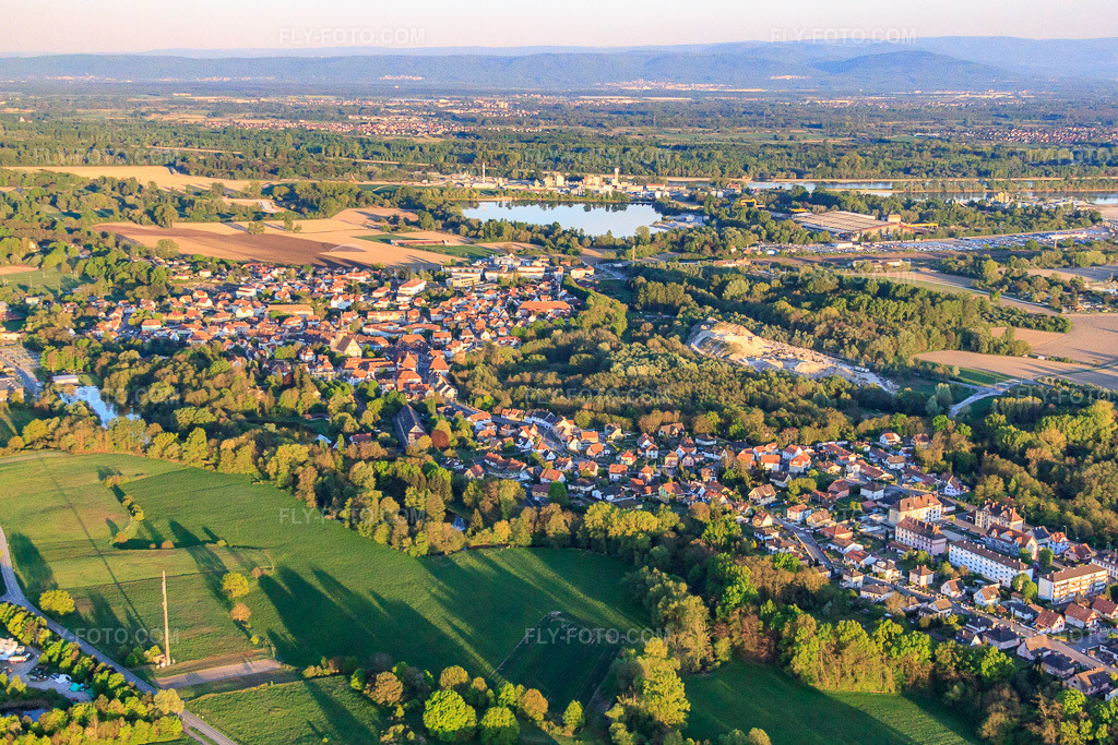Aerial view: View of the town from the northwest in Lauterbourg in the state Bas-Rhin, France. – Photo: IMG_64430.jpg taken on 04/17/2014 by Werner Riehm/FLY-FOTO.com – Resolution of the original: 4752 x 3168 px