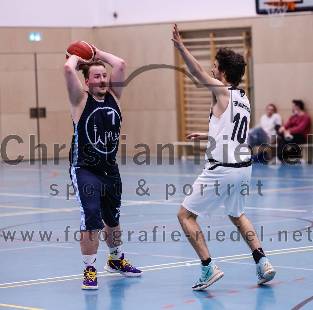2022-04-03_038_TSV_Vaterstetten_gegen_SV_Weissblau-Allianz_Muenchen | Vaterstetten, Deutschland, 03.04.2022:
Basketball, Bezirksoberliga Herren 2021 / 2022, 14. Spieltag, TSV Vaterstetten gegen SV Weißblau-Allianz München, Endergebnis: 86:54

Maximilian Tscherwen (SV Weißblau-Allianz München, #7), Luca Maurice Kohll (TSV Vaterstetten, #10)

Foto: Christian Riedel / fotografie-riedel.net
