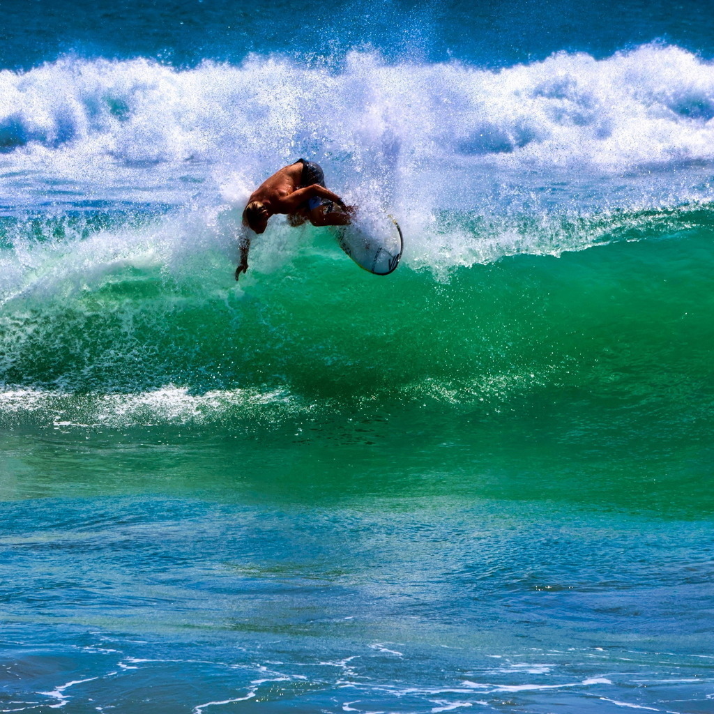 Surfer in Aktion | Sportaufnahme von Surfer - Realisiert mit Pictrs.com