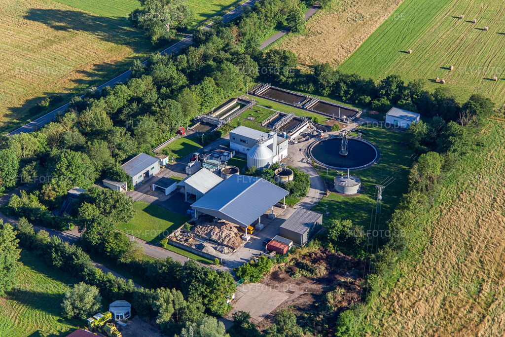 Luftbild: Kläranlage in Offenbach an der Queich im Bundesland Rheinland-Pfalz in Deutschland. Foto: IMG_142460.jpg vom 09.07.2024 durch Werner Riehm/FLY-FOTO.de