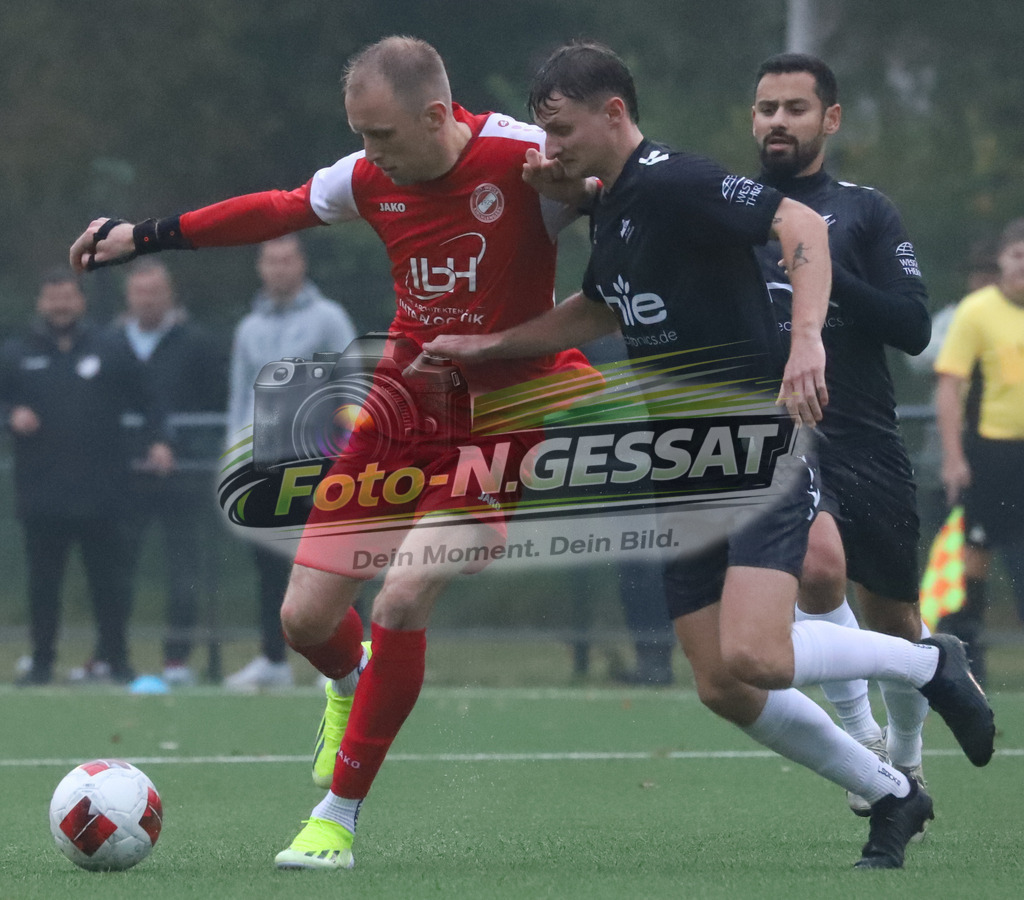 FC RW Kirchlengern - BV Bad Lippspringe | Auf dem Bild zu sehen: rot FC RW Kirchlengern: Lennard Wüllner ; schwarz BV Bad Lippspringe: Anton GünterFC RW Kirchlengern, BV Bad Lippspringe, Saison 25/26, Landesliga, Kirchlengern, Deutschland - Realisiert mit Pictrs.com
