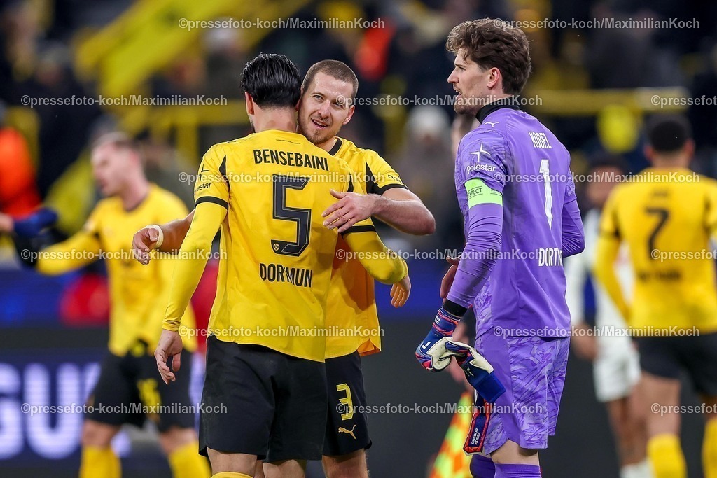 UCL17022601112 | 17.02.2026, Fußball, UEFA Champions League, Borussia Dortmund - Atalanta Bergamo, BVB Stadion, Play-Offs Hinspiel, Saison 2025 2026: Abschlussjubel nach dem 2:0 Sieg für den BVB -  Waldemar Anton&nbsp;(BVB #03) und Ramy Bensebaini&nbsp;(BVB #05) neben Torwart Gregor Kobel&nbsp;(BVB #01)   erleichtert zusammen auf dem Spielfeld Regulations prohibit any use of photographs as image sequences and or quasi-video.