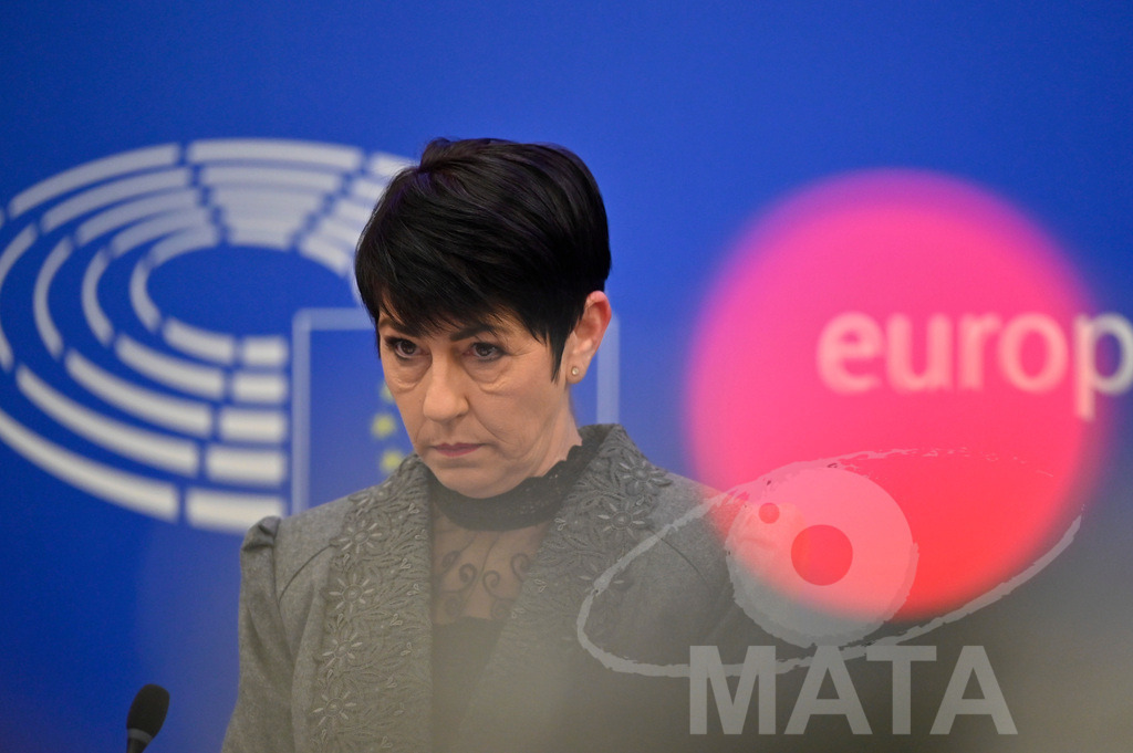 _DWI0038 | Politikerin Christine Anderson bei einer Pressekonferenz zum Thema ' Alarmierende Statistiken zu den Folgen des COVID-Lockdowns' im Europäischen Parlament. Straßburg, 18.01.2023 - Realisiert mit Pictrs.com