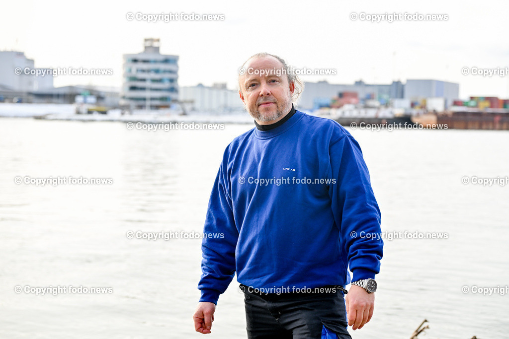 Lebensretter Christian Braeuer_ Linz AG_ 16.01.2024-5 | 16.01.2024, Linz, AUT, Plesching, im Bild Christian Braeuer (Lebensretter) an der Stelle, an welcher er die Frau aus der Donau zog