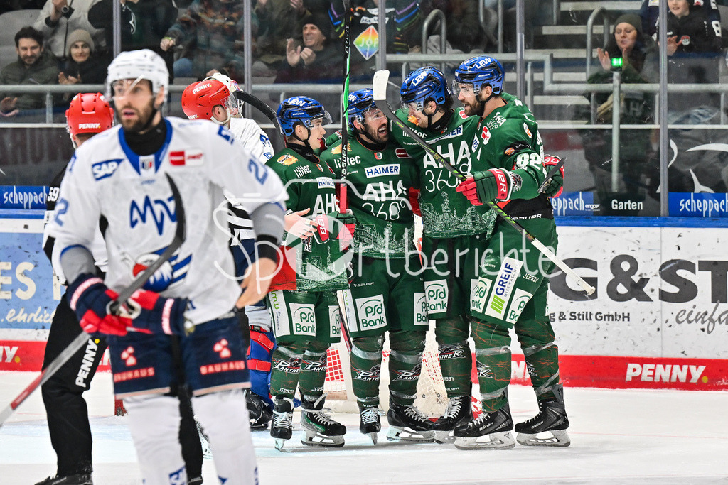 Augsburger Panther - Adler Mannheim | AUGSBURG, GERMANY - 28. DECEMBER: Jubel der Hausherren nach dem Treffer zum 2-2 durch Jason BAST (Augsburger Panther 45) / Tor / Torschuetze / Freude / Happy während dem Match zwischen den Augsburger Panthern und den Adler Mannehim am 33. Spieltag der Penny DEL im Curt Frenzel Stadion