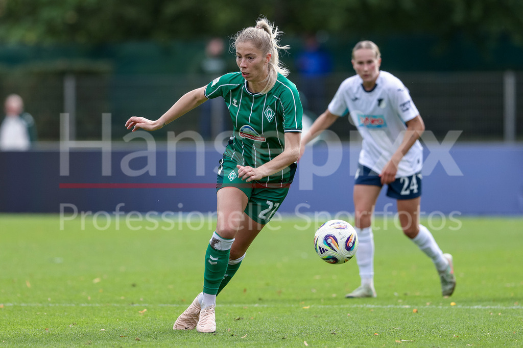 Fussball, Google Pixel Frauen-Bundesliga, SV Werder Bremen - TSG 1899 Hoffenheim | Sharon Beck (SV Werder Bremen, 27) am Ball, Einzelbild, Ganzkörper, Aktion, Action, Spielszene, DIE DFB-RICHTLINIEN UNTERSAGEN JEGLICHE NUTZUNG VON FOTOS ALS SEQUENZBILDER UND/ODER VIDEOÄHNLICHE FOTOSTRECKEN. DFB REGULATIONS PROHIBIT ANY USE OF PHOTOGRAPHS AS IMAGE SEQUENCES AND/OR QUASI-VIDEO.
