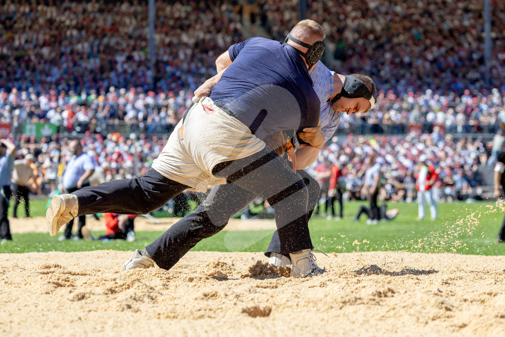 ESAF2025_07Gang_6835 | Die Schwinger des Schwyzer Kantonalen Schwingerverbandes: Fotos, die Dynamik und Leidenschaft festhalten, sowie emotionale Momente aus dem traditionellen Schwingsport zeigen. - Realisiert mit Pictrs.com
