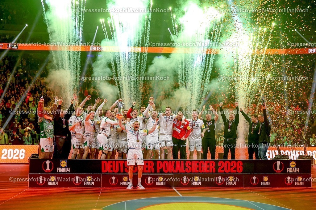 xSSCx19042602037 | 19.04.2026, xsscx, Handball, DHB-Pokal Lidl Final4, Finale, Füchse Berlin - Bergischer HC, Saison 2025 / 2026 Herren, Lanxess Arena, Köln: Die Mannschaft der Füchse Berlin feiert den Sieg im DHB-Pokal  Photo: xSandraxScherningxPressefotoKochx