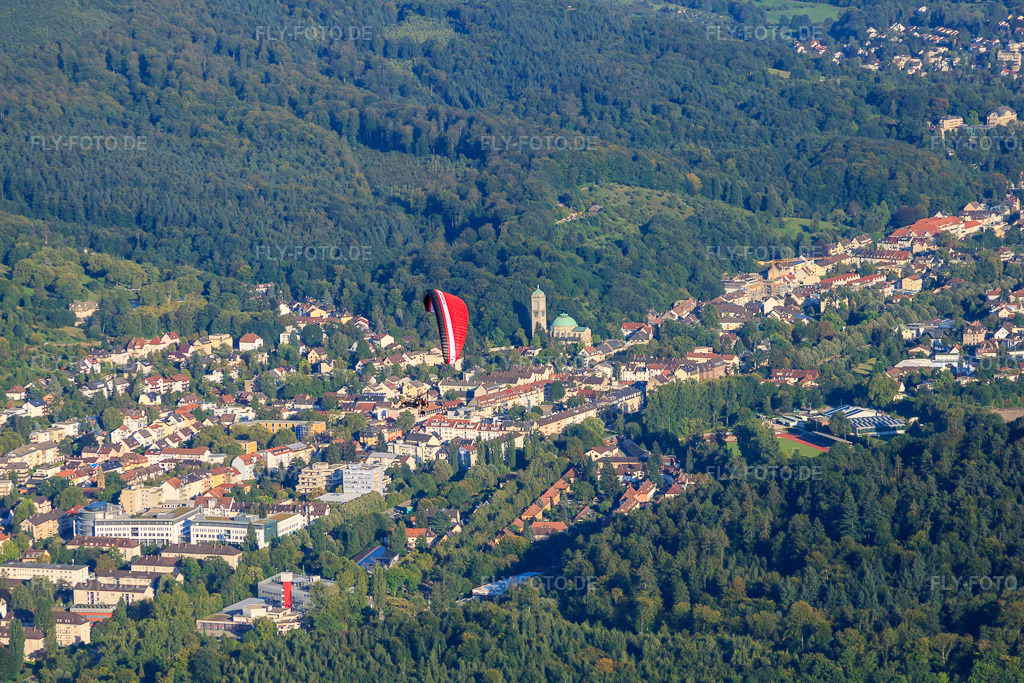 Luftbild: Paragleiter vor der Kirche St. Bernhard im Ortsteil Oos in Baden-Baden im Bundesland Baden-Württemberg in Deutschland. Foto: IMG_53025.jpg vom 08.09.2012 durch Werner Riehm/FLY-FOTO.deAuflösung des Originals: 4752 x 3168 px