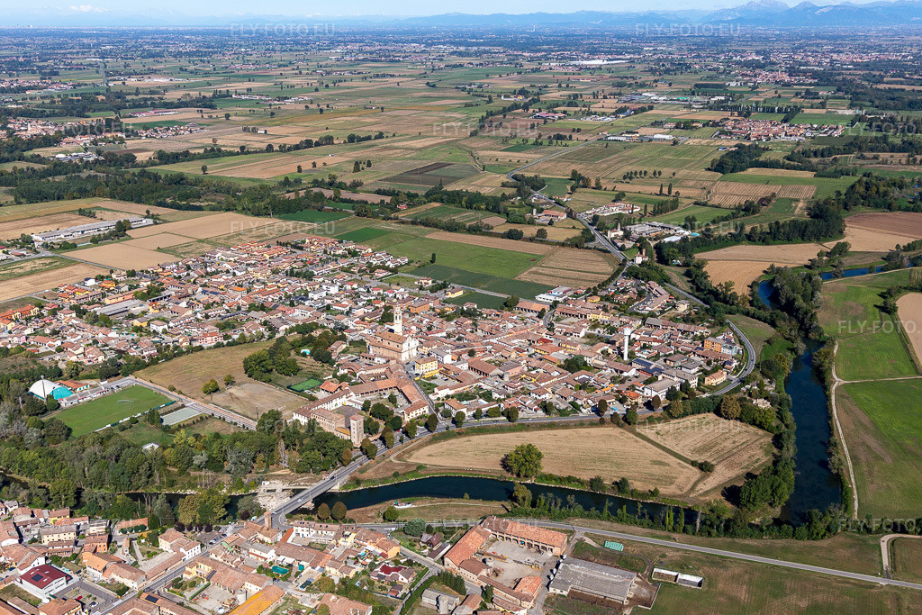 Vue aérienne: Vue de la ville à Montodine dans le département Cremona, Italie. Photo: IMG_134404.jpg prise le 18/09/2022 par Werner Riehm/FLY-FOTO.eu – Résolution de l'original: 5328 x 3552 px