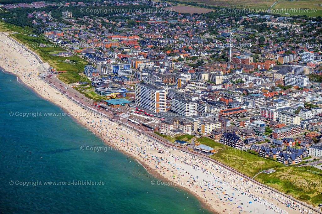 Sylt_Westerland_Strand_ELS_6240130825 | SYLT 13.08.2025 Hochhaus- Gebäude der Hotelanlage und des Congress Centrum am Sandstrand an der Friedrichstraße in Sylt Nordsee - Insel im Bundesland Schleswig-Holstein, Deutschland. Weiterführende Informationen bei: Hotel Roth, Hayo Feikes & Co.,  Insel Sylt Tourismus-Service GmbH. // High-rise building of the hotel complex and the Congress Center on the sandy beach at Friedrichstrasse in Sylt, North Sea island in the federal state of Schleswig-Holstein, Germany. Further information at: Hotel Roth, Hayo Feikes & Co.,  Insel Sylt Tourismus-Service GmbH. Foto: Martin Elsen