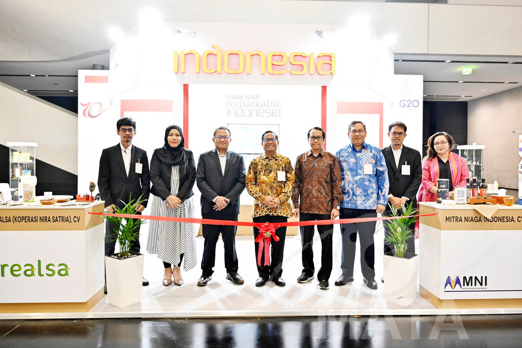 _DW03038 | Das Herz der internationalen Bio-Branche schlug vom 26.–29.07.2022 für vier Tage in Nürnberg. Die BIOFACH, Weltleitmesse für Bio-Lebensmittel, und die VIVANESS, Internationale Fachmesse für Naturkosmetik, meldet sich mit der einmaligen „Summer Edition“ zurück. Groß war die Wiedersehensfreude der über 24.000 Fachbesucher aus 137 Ländern. Im Fokus: Der persönliche Austausch, Networking und vertiefte Gespräche zu den Themen der Zeit. Aber auch: Neuheiten und Trends entdecken und eintauchen mit allen Sinnen in die Produktvielfalt der 2.276 Aussteller aus 94 Ländern. Nürnberg, 29.07.2022 - Realisiert mit Pictrs.com