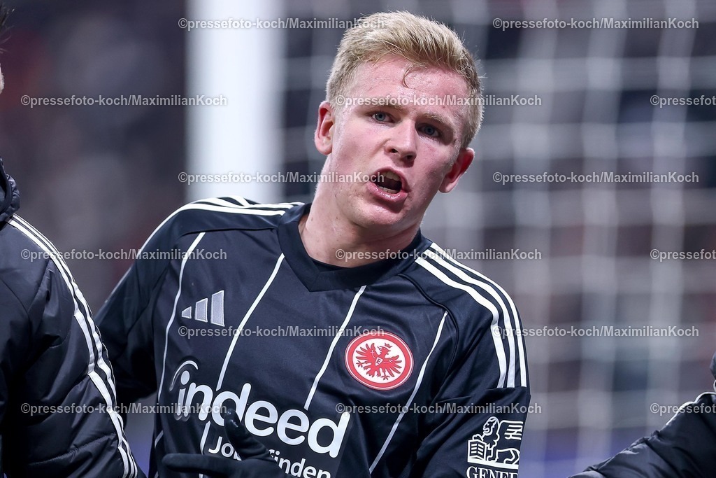 UCL26112502071 | 26.11.2025, Fußball, UEFA Champions League, Eintracht Frankfurt - Atalanta Bergamo, Deutsche-Bank-Park (Frankfurt am Main), 5. Spieltag, Saison 2025 2026: Jonathan Burkardt&nbsp;(Eintracht Frankfurt #09) verletzt mit Schmerzen auf dem Spielfeld Verletzung Regulations prohibit any use of photographs as image sequences and or quasi-video.