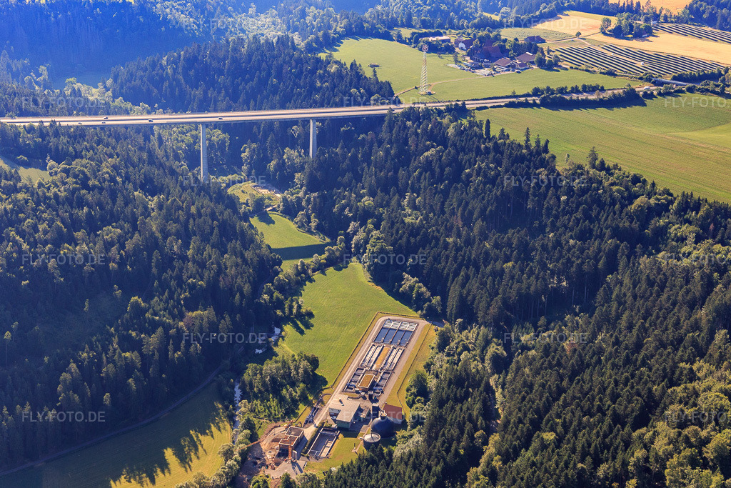 Luftbild: Autobahnbrücke der A81 über das Eschachtal mit ZV Abwasserreinigung/Kläranlage im Ortsteil Horgen in Zimmern im Bundesland Baden-Württemberg in Deutschland. Foto: IMG_149269.jpg vom 29.06.2025 durch Werner Riehm/FLY-FOTO.de