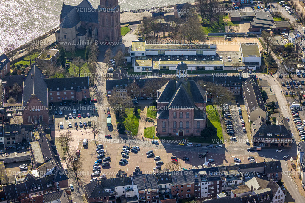 Emmerich240313201 | Luftbild, evang. Christuskirche mit Geistmarkt Parkplatz, Rathaus Stadtverwaltung, Rheinschule Gemeinschaftsgrundschule und hinten die kath. Kirche St. Martini an der Rheinpromenade, Emmerich, Emmerich am Rhein, Nordrhein-Westfalen, Deutschland